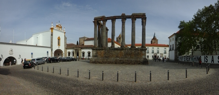 2,000 years of Évora's history: the Moorish fortress, the Roman Temple, and the Se.